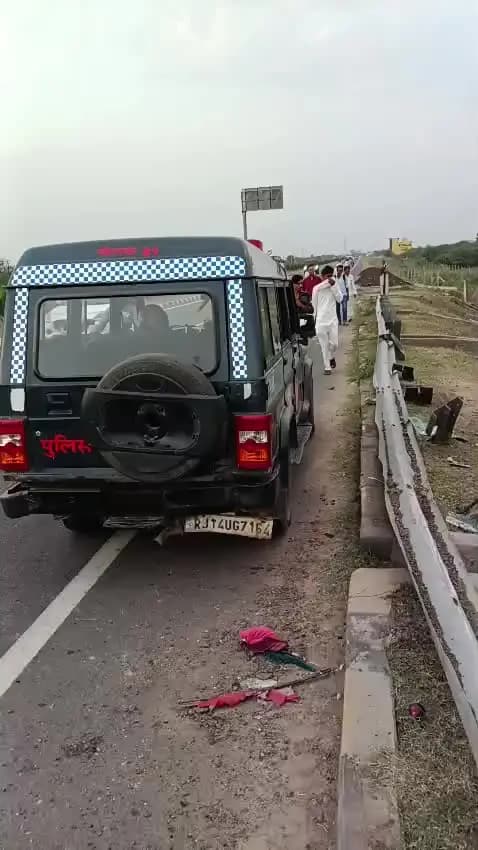 प्याज से भरी पिकअप अचानक बेकाबू होकर हाईवे किनारे खाई में पलटी, हादसे में चालक सहित 3 लोग घायल। घायलों को अस्पताल पहुंचा