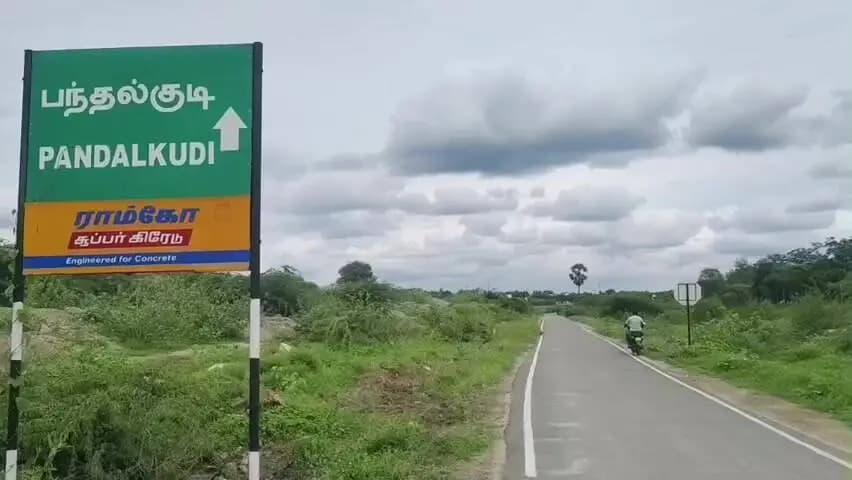 அருப்புக்கோட்டை: பந்தல்குடியில் இருந்து சாத்தூர் செல்லும் சாலையில் சாலையில் ஈடுபடமும் சாலை மறைக்கும் அளவிற்கு கருவேல மூச்செடிகள் வளர்ந்திருப்பதால் விபத்து ஏற்படும் அபா