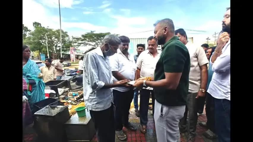 ಚಿಕ್ಕಬಳ್ಳಾಪುರ: ಶಾರ್ಟ್ ಸರ್ಕ್ಯೂಟ್ ನಿಂದ ದಿನಸಿ ಅಂಗಡಿ ಭಸ್ಮ : ಕುಟುಂಬಕ್ಕೆ ನೆರವು ನೀಡಿದ ಬಿಜೆಪಿ ಮುಖಂಡ ಭಗತ್ ಸಿಂಗ್ ಚಾರಿಟಬಲ್ ಟ್ರಸ್ಟ್ ಅಧ್ಯಕ್ಷ ಸಂದೀಪ್