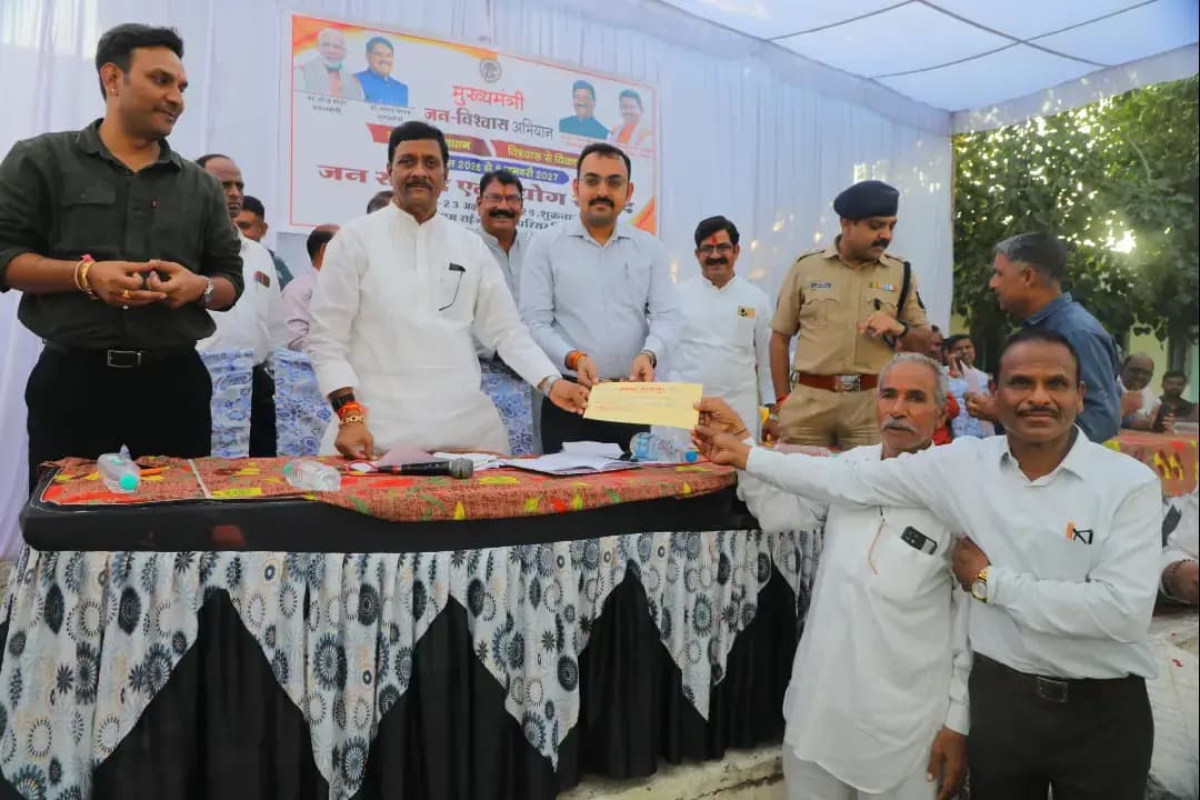 *चिड़ावद में उद्योग संवाद: विधायक डॉ. सोनकर, प्रभारी कलेक्टर श्री कुमार, एसपी श्री गेहलोद और जिला पंचायत सीईओ श्री धुर्वे ने किया संवाद*
*14 हितग्राहियों को ₹1.59 करोड़ से अधिक के ऋण स्वीकृति पत्र वितरित, उद्यमियों और स्व-सहायता समूहों की महिलाओं ने साझा की सफलता की कहानियां*
मुख्यमंत्री जन-विश्वास अभियान के अंतर्गत टोंकखुर्द विकासखंड के ग्राम चिड़ावद में उद्योग संवाद का आयोजन किया गया। विधायक डॉ. राजेश सोनकर, प्रभारी कलेक्टर श्री दलीप कुमार, पुलिस अधीक्षक श्री पुनीत गेहलोद एवं जिला पंचायत के मुख्य कार्यपालन अधिकारी श्री नवीत कुमार धुर्वे की उपस्थिति में आयोजित उद्योग संवाद में उद्योगपतियों, स्थानीय उद्यमियों तथा स्व-सहायता समूहों की लखपति दीदियों ने सहभागिता की।