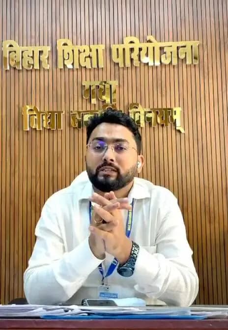 *📢 अभिभावक-शिक्षक संगोष्ठी | 24 अक्टूबर 2025 | गया जिला*
कल दिनांक 24 अक्टूबर को जिले के सभी माध्यमिक एवं उच्च माध्यमिक विद्यालयों में *अभिभावक-शिक्षक संगोष्ठी* का आयोजन किया जा रहा है।
"बिहार की गौरवशाली परंपराएं"
जिला विद्यालय परिवार की ओर से आप सभी अभिभावकों का हार्दिक अभिनंदन एवं स्वागत है। 🙏
विशेष रूप से *सरस्वती विद्या निकेतन मॉडल स्कूल सहित सभी विद्यालयों* में यह कार्यक्रम धूमधाम से मनाया जाएगा।
आप सभी से अनुरोध है - अधिक से अधिक संख्या में पधार कर अपने बच्चों के भविष्य निर्माण में भागीदार बनें।
*शिक्षा विभाग, गया द्वारा जारी वीडियो संदेश अवश्य देखें।*
#GayaEducation #PTM2025 #BiharKiGauravshaliParampara #ShikshaVibhagGaya #SaraswatiVidyaNiketan #SamagraShikshaGaya #ParentTeacherMeeting #BiharEducation #PiramalFoundation #PiramalForEducation #NITIAayog #AspirationalDistrictProgram #AspirationalBlockProgram #AspirationalDistrictGaya #BiharPride #Nalanda #BodhGaya