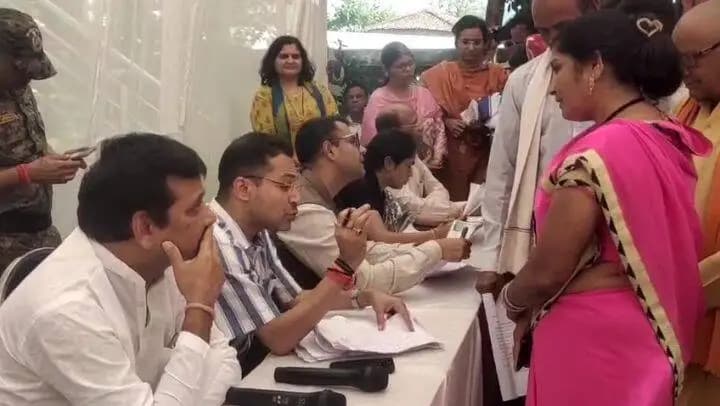 मुख्यमंत्री जन विश्वास अभियान के अंतर्गत चांगोटोला में लगाया गया जिला स्तरीय शिविर
8 हितग्राहियों को स्वामित्व योजना के रजिस्ट्री पत्र, 02 किसानों को बीज मिनीकीट एवं 05 लखपति दीदियों को प्रशस्ति पत्र वितरित
शिविर में 146 आवेदन प्राप्त हुए
मुख्यमंत्री जन विश्वास अभियान के अंतर्गत 23 अक्टूबर को ग्राम पंचायत परिसर चांगोटोला में जिला स्तरीय शिविर का आयोजन किया गया। शिविर में ग्रामीणों की समस्याएं सुनी गईं तथा उन्हें शासन की विभिन्न जनकल्याणकारी योजनाओं से लाभान्वित किया गया।
इस अवसर पर विधायक श्री मधु भगत, कलेक्टर श्री आदित्य सिंह, पुलिस अधीक्षक श्री आदित्य मिश्रा, जिला पंचायत सीईओ सुश्री तनुश्री मीणा, अपर कलेक्टर श्री डीपी बर्मन, जनपद अध्यक्ष श्री फूलचंद सहारे, उपाध्यक्ष डॉ. शंकरलाल बिसेन, पूर्व जनपद अध्यक्ष श्री पूरनलाल ठाकरे, सरपंच श्री प्रमोद ठाकरे सहित क्षेत्र के अन्य जनप्रतिनिधि, गणमान्य नागरिक, विभिन्न विभागों के जिला स्तरीय अधिकारी एवं बड़ी संख्या में ग्रामीणजन उपस्थित रहे। शिविर में कुल 146 आवेदन प्राप्त हुए। इस दौरान उद्यम संवाद का आयोजन कर क्षेत्र के युवाओं एवं उद्यमियों से चर्चा की गई और उनके अनुभव सुने गए।