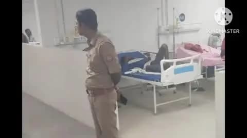 ललितपुर: जाखलौन थाने में चली गोली, पुलिस ने हिरासत में लिए युवक के पैर एवं हाथ में लगी, इलाज के लिए जिला अस्पताल में भर्ती
