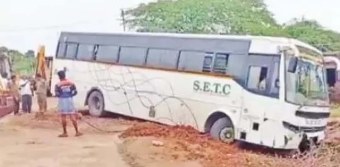 திருவண்ணாமலை: சாலையோரம் பாய்ந்த அரசு பேருந்து: முதியவர் படுகாயம்!