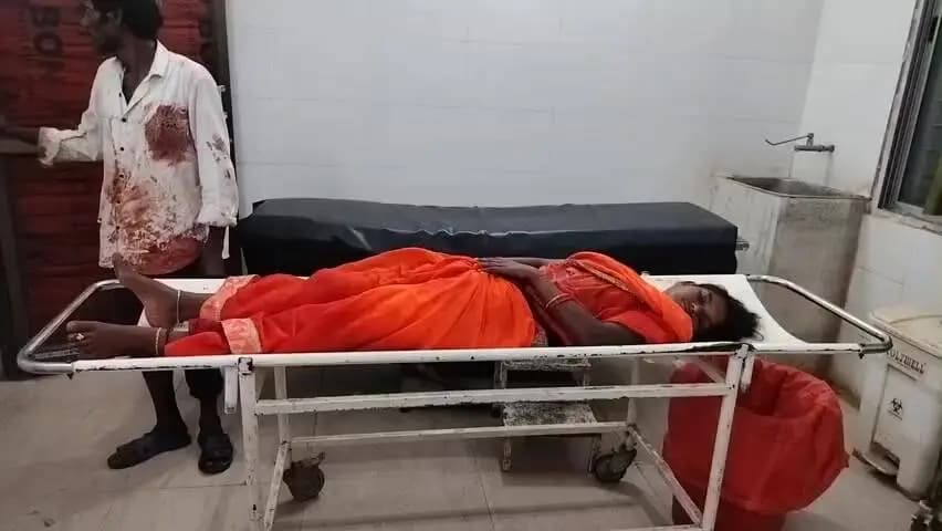गोड्डा: केडो बाजार से लौट रही महिला पर पति ने किया चाकू से हमला, सदर अस्पताल में भर्ती