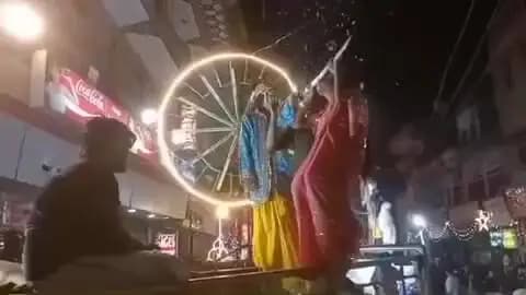 जौनपुर: पंडित जी का ऐतिहासिक भारत मिलाप शुक्रवार की देर रात संपन्न हुआ, तरह-तरह की झांकी भी निकली