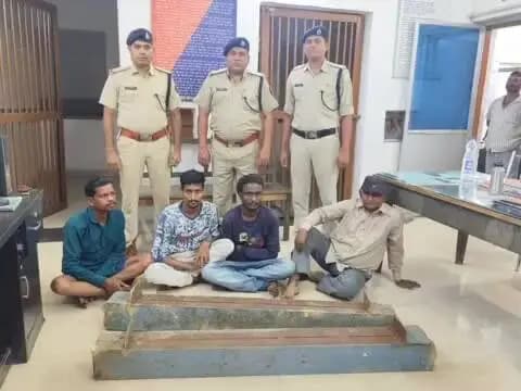 तिल्दा: रेलवे का लोहा चोरी करने वाले कबाड़ी सहित 4 लोगों को आरपीएफ पुलिस ने किया गिरफ्तार