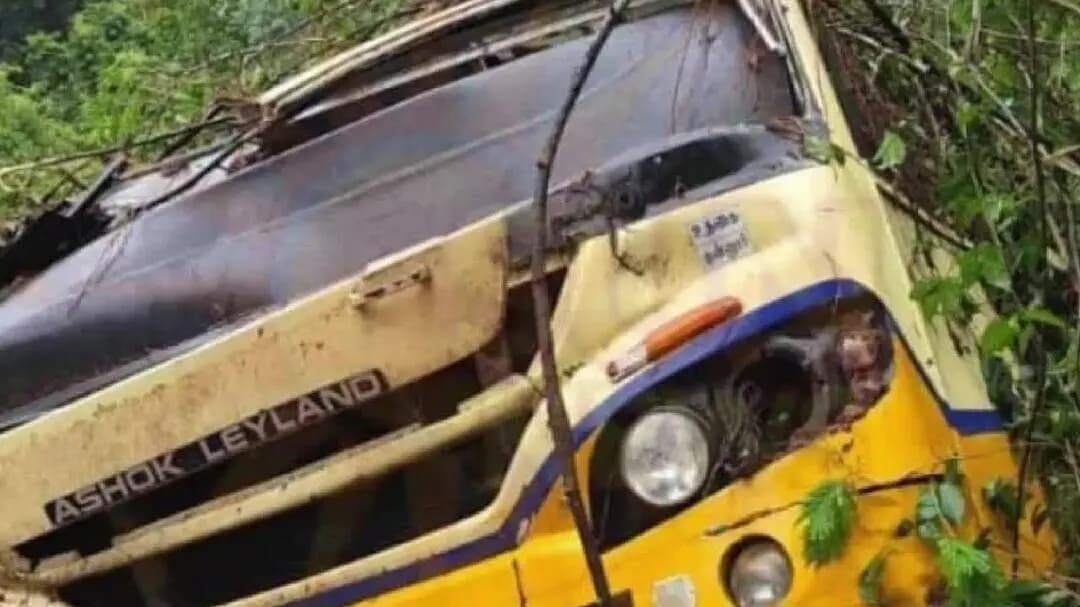 உதகமண்டலம்: உதகை மேட்டுப்பாளையம் சாலையில் மண்ணில் புதைந்த பேருந்து