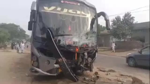 हनुमानगढ़: रोड़ावाली गांव के पास स्लीपर कोच बस और टेंपो में भिड़ंत, हादसे में टेंपो चालक ने मौके पर तोड़ा दम