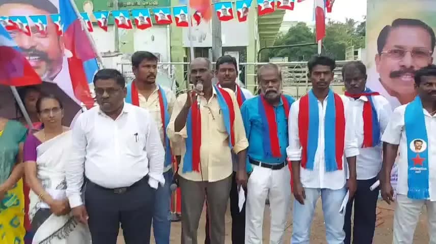 இலுப்பூர்: நீர்நிலை ஆக்கிரமிப்பு உள்ளிட்ட கோரிக்கைகளை வலியுறுத்தி VCK வினர் பேருந்து நிலையத்தில் கோரிக்கை ஆர்ப்பாட்டத்தில் ஈடுபட்டனர்