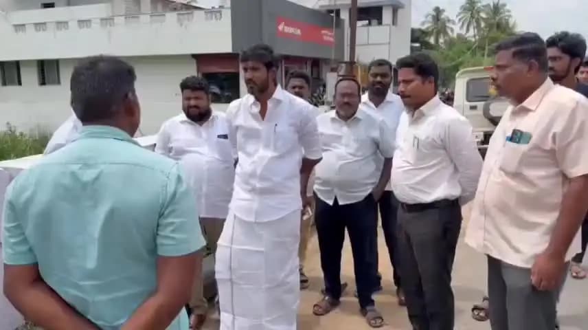 துறையூர்: 3 KM தூரத்திற்கு மேட்டு வாய்காளை தூர்வாரும் பணியை துவக்கியது நகராட்சி நிர்வாகம்