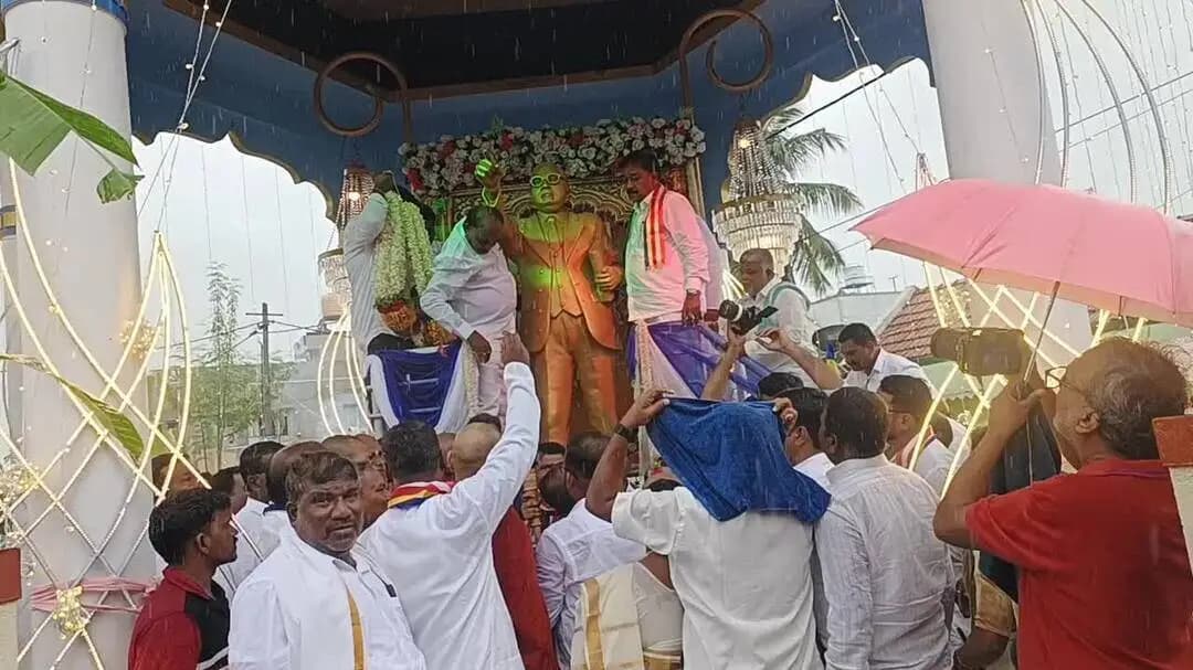 ಚಾಮರಾಜನಗರ: ನಗರದಲ್ಲಿ ಅಂತರರಾಷ್ಟ್ರೀಯ ಬೌದ್ಧ ಮಹಾ ಸಮ್ಮೇಳನ ಅಂಗವಾಗಿ ಧಮ್ಮ ಪಯಣಕ್ಕೆ ಚಾಲನೆ ನೀಡಿದ ಸಚಿವ ಪುಟ್ಟರಂಗಶೆಟ್ಟಿ