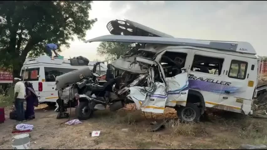 सांगानेर: जयपुर अजमेर नेशनल हाईवे पर ट्रेलर और ट्रैवलर की जोरदार भिड़ंत में तीन लोगों की दर्दनाक मौत, एक दर्जन से अधिक लोग घायल