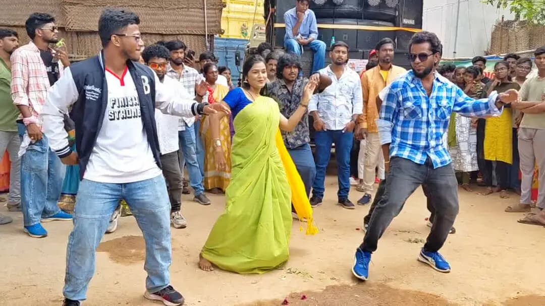திருவண்ணாமலை: குலசை தசரா: அம்மன் அருளால் மாறிய கலைஞர்களின் வாழ்க்கை! இன்று நள்ளிரவு சூரசம்ஹாரம்