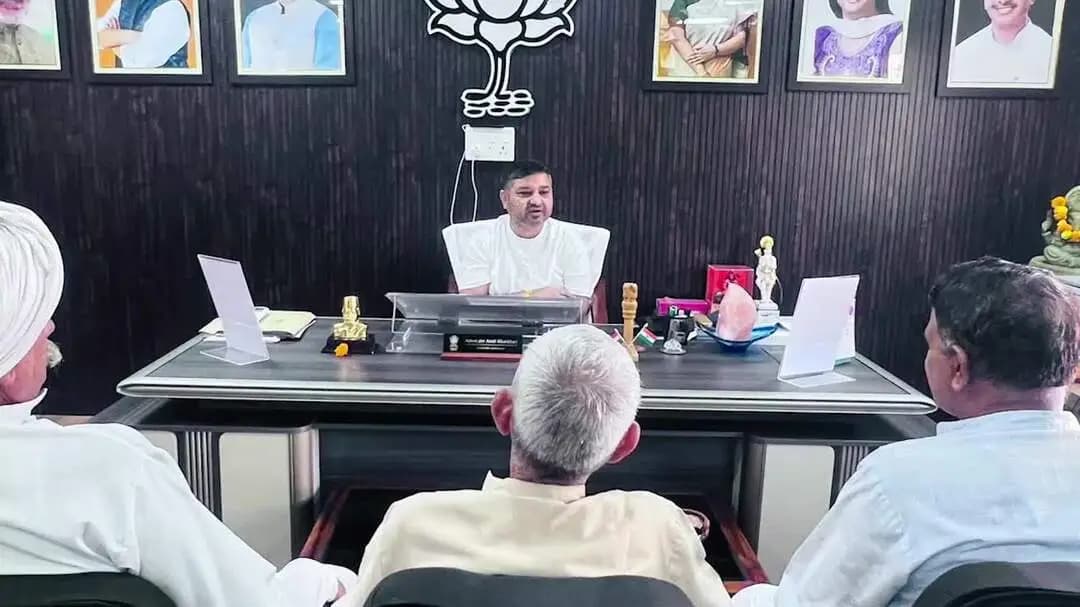 नजफगढ़: निगम पार्षद अमित खरखड़ी ने सुनीं क्षेत्रवासियों की समस्याएं, अधिकारियों को दिए जल्द समाधान के निर्देश
