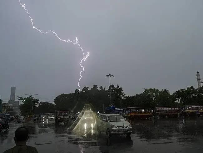 திருவாரூர்: மின்னல் தாக்கி 2 பேர் பலி: தமிழகத்தில் அடுத்தடுத்து நடந்த சோகம்