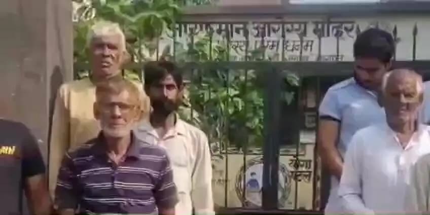 बागपत: आयुष्मान आरोग्य मंदिर बली पर ताला लटका मिलने से ग्रामीणों ने किया हंगामा और प्रदर्शन