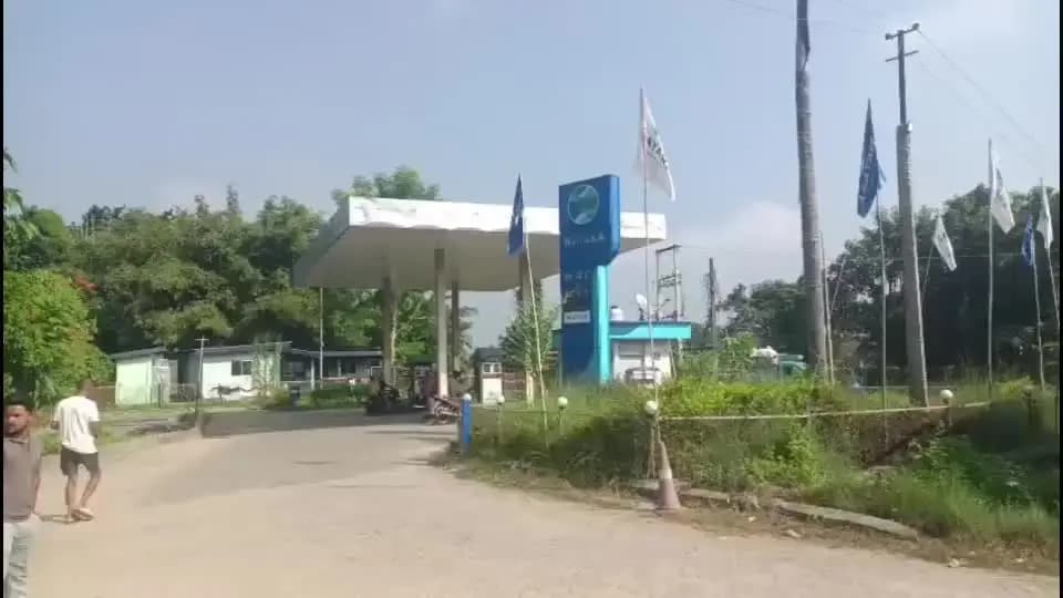নগাঁও: নগাঁৱৰ মৰিগাঁও পথৰ চমুৱা গাৱঁৰ পেট্ৰ’ল পাম্পত ডিজেলৰ সলনি পেট্ৰ'ল দিয়াৰ গুৰুতৰ অভিযোগ