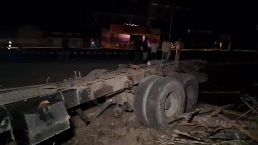 নগাঁও: নগাঁৱৰ পুৰণিগুদামৰ ১২৭নং ৰাষ্টীয় ঘাইপথৰ কেয়াপতিত পুনৰ সংঘটিত হৈছে এক ভয়ংকৰ পথ দুৰ্ঘটনা