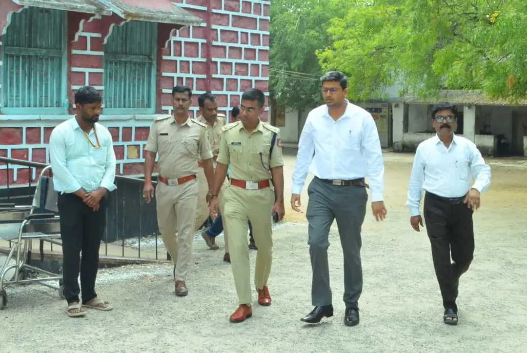 ಮತಗಟ್ಟೆಗೆ ಜಿಲ್ಲಾಧಿಕಾರಿ, ಜಿಲ್ಲಾ ಪೊಲೀಸ್ ವರಿಷ್ಠಾಧಿಕಾರಿ ಭೇಟಿ; ಪರಿಶೀಲನೆ