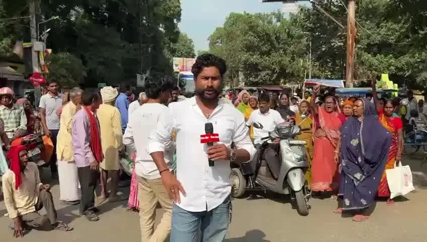 गोड्डा: गोड्डा में 8 महीने से पेंशन न मिलने पर बुजुर्ग महिलाओं का गुस्सा फूटा, सड़क जाम कर जताया विरोध