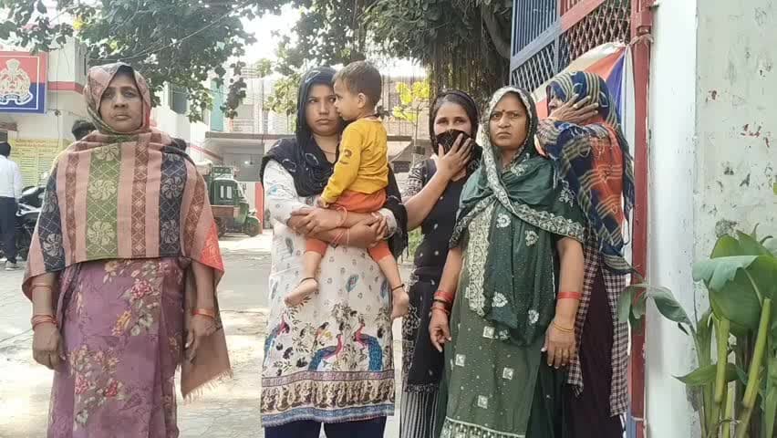 बागपत: सिसाना में महिला ने परिवार के साथ मारपीट और धमकी देने का लगाया आरोप, कोतवाली में की शिकायत