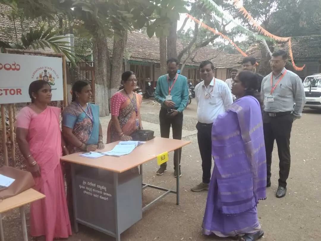 ಕರ್ನಾಟಕ ಪಶ್ಚಿಮ ಪದವೀಧರರ ಕ್ಷೇತ್ರದ ಚುನಾವಣೆ: ಧಾರವಾಡದ ಮತಗಟ್ಟೆಗಳಿಗೆ ಪ್ರಾದೇಶಿಕ ಆಯುಕ್ತೆ ಭೇಟಿ