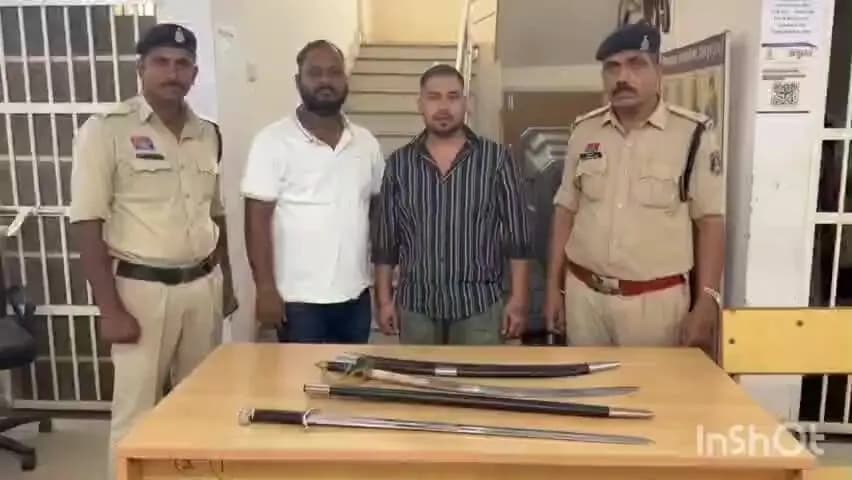 दुर्ग: सार्वजनिक स्थानों पर तलवार लहराकर डराने वाले 2 आरोपियों को गिरफ्तार किया गया, पुलिस ने बताया कि 23 अक्टूबर को दुर्ग में हुआ था