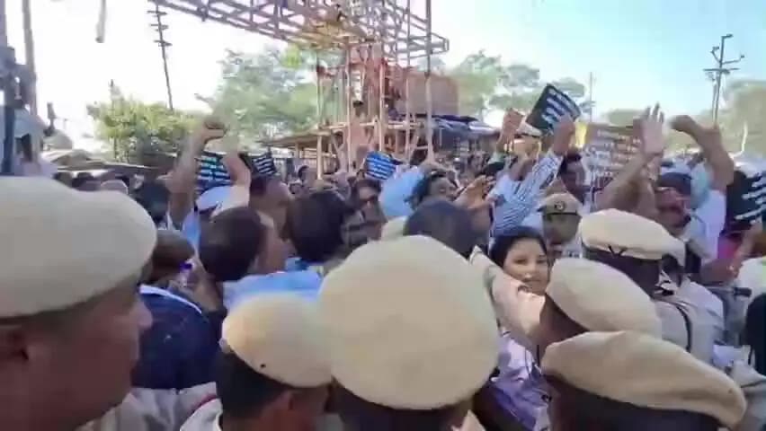 বোকাখাত: বোকাখাতৰ বিহৰাত উত্তপ্ত পৰিস্থিতি, ভূমি সুৰক্ষাৰ দাবীত কলিতা জনগোষ্ঠীৰ ৩৭ নং ৰাষ্ট্ৰীয় ঘাইপথ অৱৰোধৰ, আৰক্ষীৰে হতাহতি