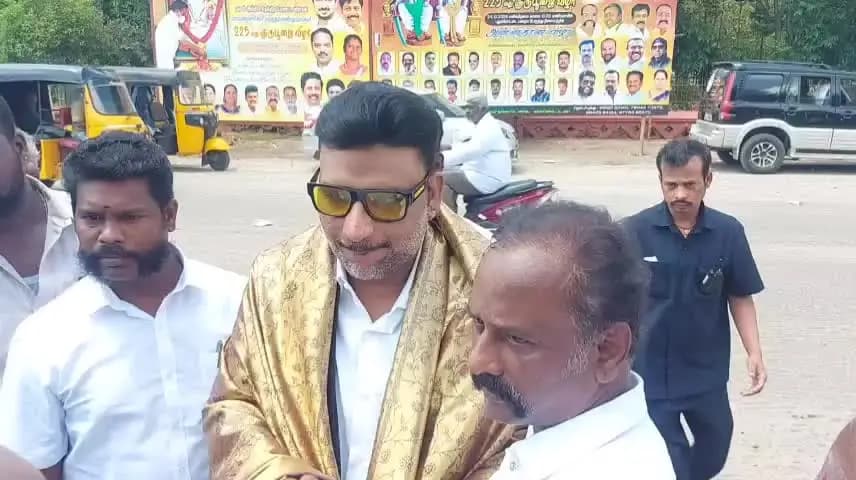 புதுக்கோட்டை: மருது சகோதரர்களின் திருவுருவப்படத்திற்கு மாலை அணிவித்து மரியாதை செலுத்திய தேசிய குழந்தைகள் பாதுகாப்பு ஆணைய EX உறுப்பினர் Dr ஆனந்த் AVCC கணேசன் பங்கேற