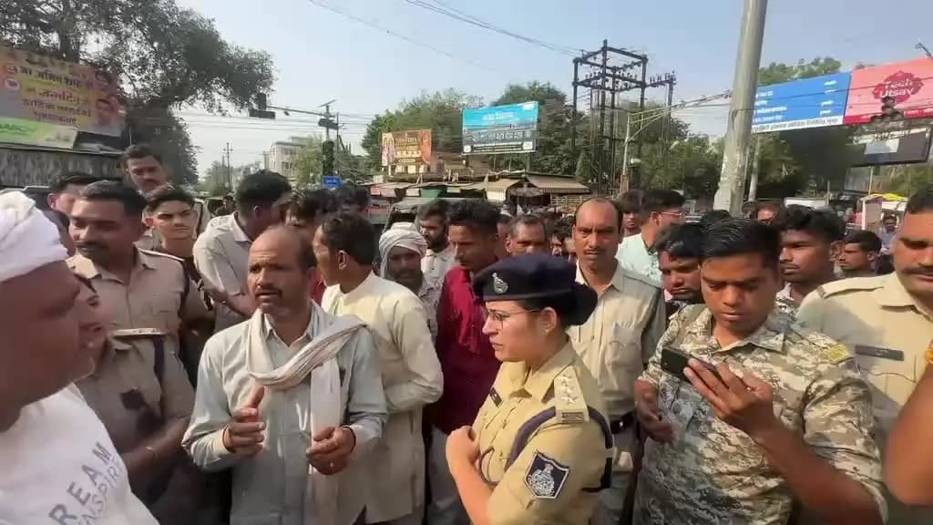गुना नगर: सिरसी खुर्द में युवती की मौत पर हंगामा, हनुमान चौराहे पर चक्काजाम; युवक पर शादी के दबाव का आरोप