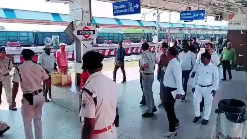 लोहरदगा: लोहरदगा रेलवे स्टेशन का DRM ने किया निरीक्षण, टिकट काउंटर बंद मिलने पर जताई नाराजगी