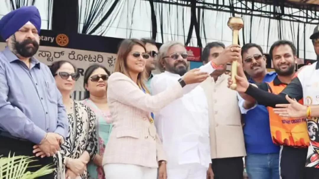ಬೀದರ್: ನಗರದಲ್ಲಿ ರೋಟರಿ ಕ್ಲಬ್'ನಿಂದ ಆಯೋಜಿಸಿದ ಕ್ರಿಕೆಟ್ ಪಂದ್ಯಕ್ಕೆ ಸಚಿವ ಈಶ್ವರ ಖಂಡ್ರೆ ಚಾಲನೆ