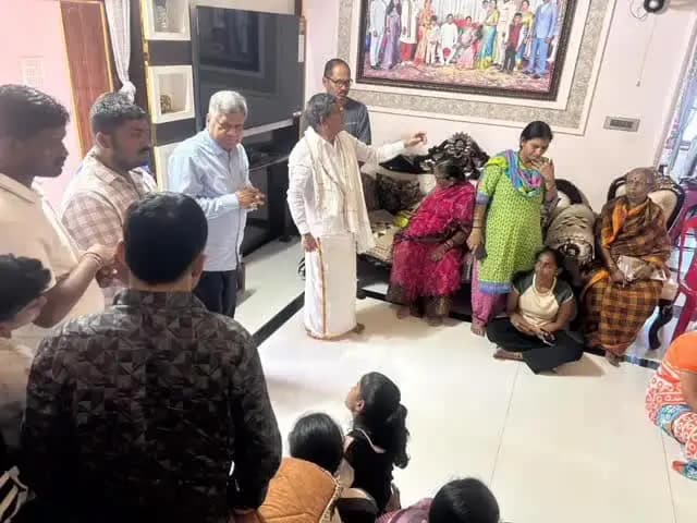 ಹುಬ್ಬಳ್ಳಿ ನಗರ: ಗಾಳಿಪಟದ ಮಾಂಜಾ ದಾರಕ್ಕೆ ಸಿಲುಕಿ ಮಹಿಳೆ ಮೃತಪಟ್ಟ ಹಿನ್ನೆಲೆ ನಗರದಲ್ಲಿ ನಿವಾಸಕ್ಕೆ ಸಂಸದ ಜಗದೀಶ್ ಶೆಟ್ಟರ್ ಭೇಟಿ ನೀಡಿ ಕುಟುಂಬಕ್ಕೆ ಸಾಂತ್ವನ