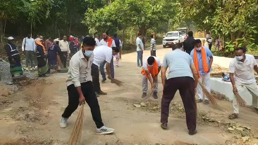दंतेवाड़ा: *कोड़ेनार मुक्तिधाम में विकास कार्यों का भूमिपूजन, 39 लाख के कार्यों की हुई शुरुआत*
किरंदुल।कोड़ेनार पंचायत स्थित मुक्त