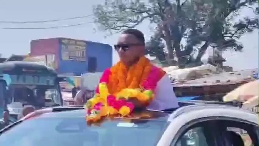 कुनकुरी: एशियन गेम्स कांस्य पदक विजेता अनिमेष कुजूर का कुनकुरी में भव्य स्वागत, बाइक रैली और आतिशबाजी से गूंजा शहर