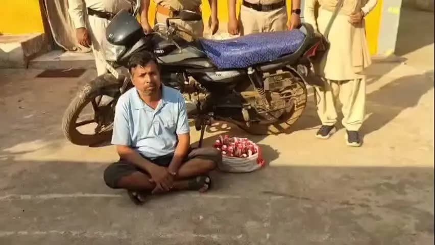 पलारी: कोदवा निवासी खुमान बंजारे के खिलाफ आबकारी अधिनियम के तहत कार्रवाई, मोटरसाइकिल सहित 5.4 बल्क लीटर देशी मसाला शराब जब्त