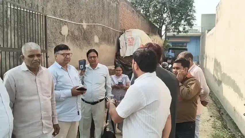 बागपत: बागपत में मदरसे से बीएलओ टीम को हटाने पर सपा कार्यकर्ताओं में नाराजगी, स्कूल पर मिला लटका ताला