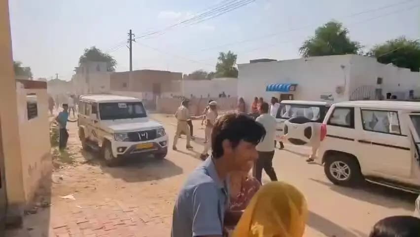 बीकानेर: देवीकुंड सागर मतदान केंद्र पर फर्जी वोटिंग के आरोप से हंगामा, पुलिस ने भीड़ को खदेड़ा