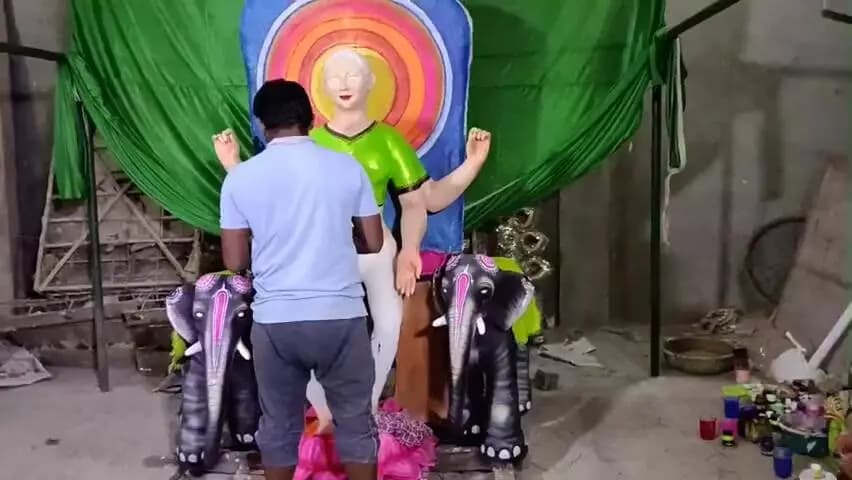 ସୋନପୁର: ସୁବଳୟା ଗଜଲକ୍ଷ୍ମୀ ପୂଜାର ଅଵ୍ୟବହିତ ପୂର୍ବରୁ, ଶେଷ ସ୍ପର୍ଶ ଦେଉଛନ୍ତି ଶିଳ୍ପୀ ମୁନା ମାହାଣା