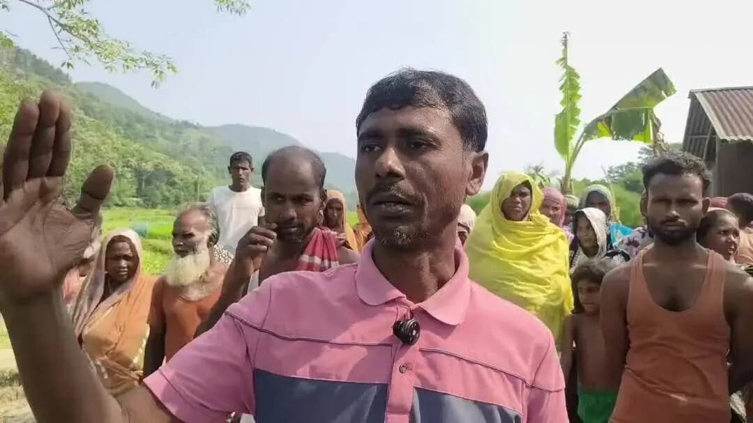 বিলাসীপাৰা ভাগ: চৰুৱাবাখৰা উচ্ছেদিত পৰিয়ালক টোকৰাবান্দা গাওঁত ব্ৰহ্মপুত্ৰ নদীৰ সুঁতি বন্ধ কৰি সংস্থাপন কৰাকলৈ স্হানীয় প্ৰতিক্ৰিয়া