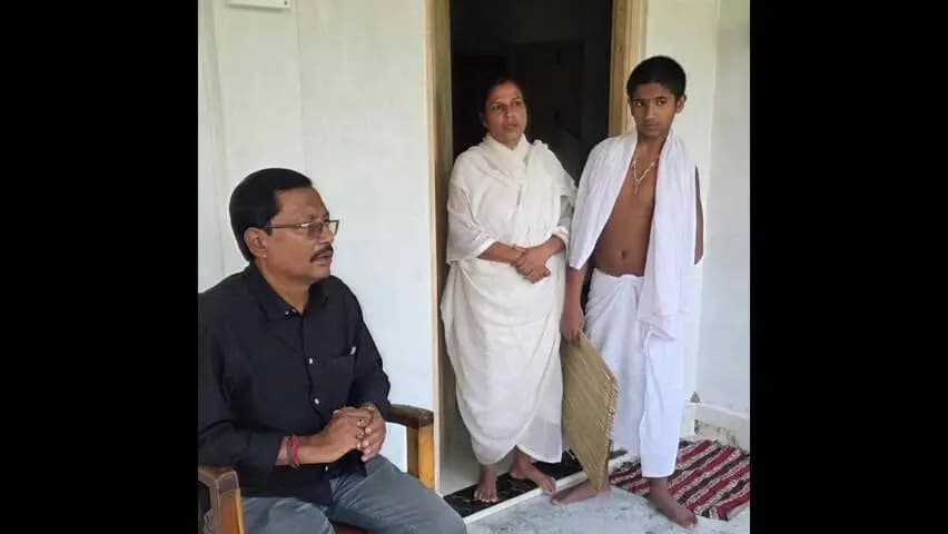 কমলপুর: কমলপুর এলাকার এক ব্যক্তি মারা যান তাদের বাড়িতে ছুটে যান এলাকার বিধায়ক