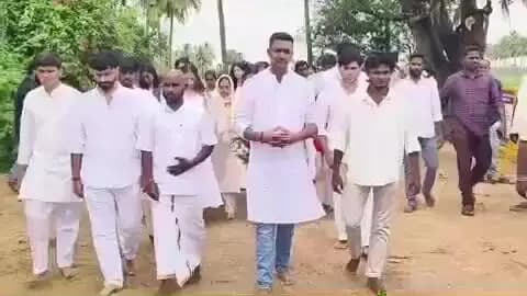 ஆற்காடு: ஆற்காடு சக்கரமல்லூரில் தேவா அவர்களின் நினைவிடத்தில் சரிகமப பாடகர்கள் அஞ்சலி செலுத்தினர்