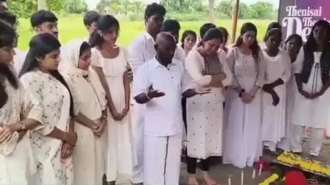 ஆற்காடு: ஆற்காடு சக்கரமல்லூரில் மறைந்த தேனிசைத் தென்றல் தேவாவிற்கு பாடல் பாடி அஞ்சலி செலுத்திய பாடகர்கள்