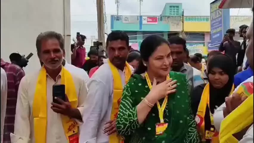 కొవ్వూరు: ఖాజా నగర్లో ఎమ్మెల్యే వేమిరెడ్డి ప్రశాంతి రెడ్డి ఎన్నికల ప్రచారం