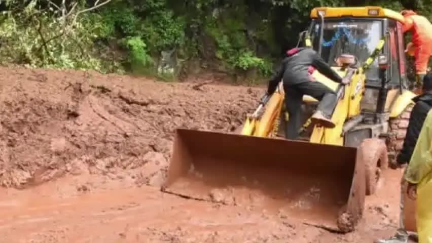 குன்னூர்: குன்னூர் -மேட்டுப்பாளையம் சாலையில் ஏற்பட்ட மண் சரிவு சீர்செய்தல் மற்றும் மரங்களை அகற்றும் பணிகளை ஆட்சியர் ஆய்வு
