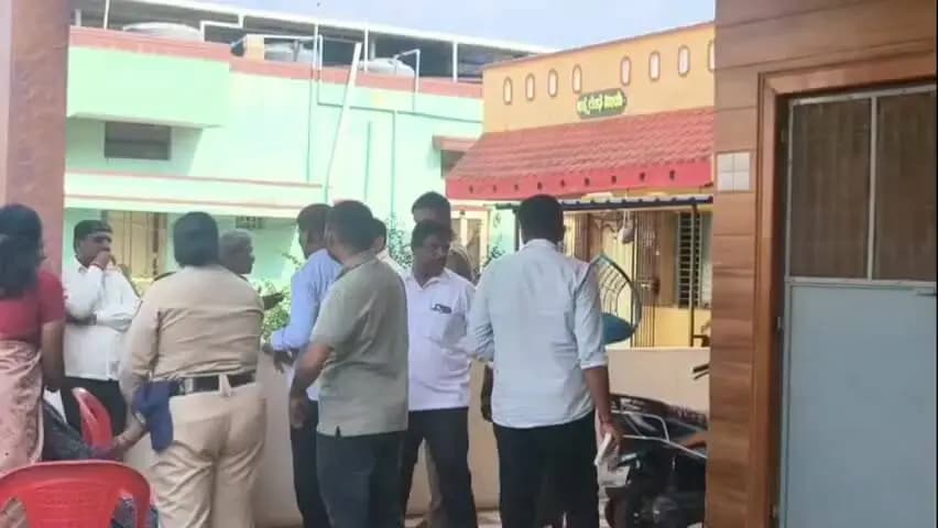 ಧಾರವಾಡ: ಧಾರವಾಡ ಗಾಯಕವಾಡ ಕಲ್ಯಾಣ ಮಂಟಪದ ಬಳಿಯಲ್ಲಿ ನ್ಯಾಯಾಲಯದ ನೌಕರನೊಬ್ಬ ನೇಣು ಬಿಗಿದುಕೊಂಡು ಆತ್ಮಹತ್ಯೆಗೆ ಶರಣು