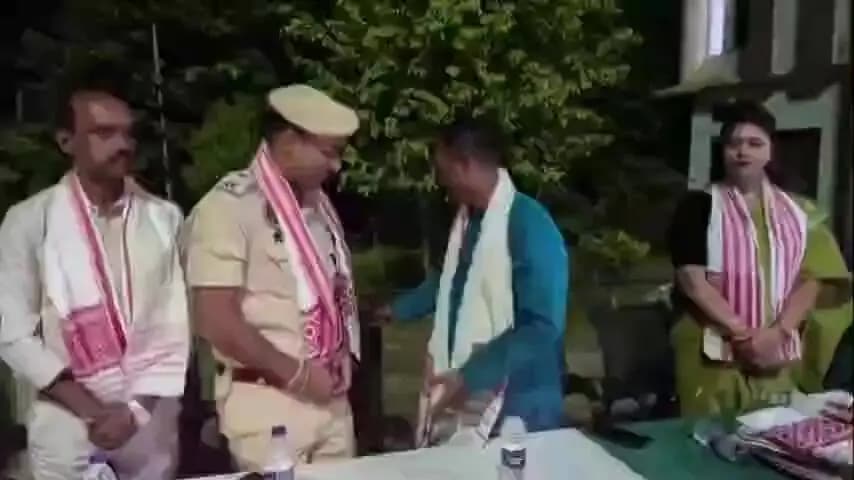 তিনিচুকীয়া: মাকুমত আৰক্ষী তথা যান-বাহন শাখাৰ জোৱানসকলক মাকুম সমষ্টিৰ বিধায়ক সঞ্জয় কিষানৰ সম্বৰ্ধনা