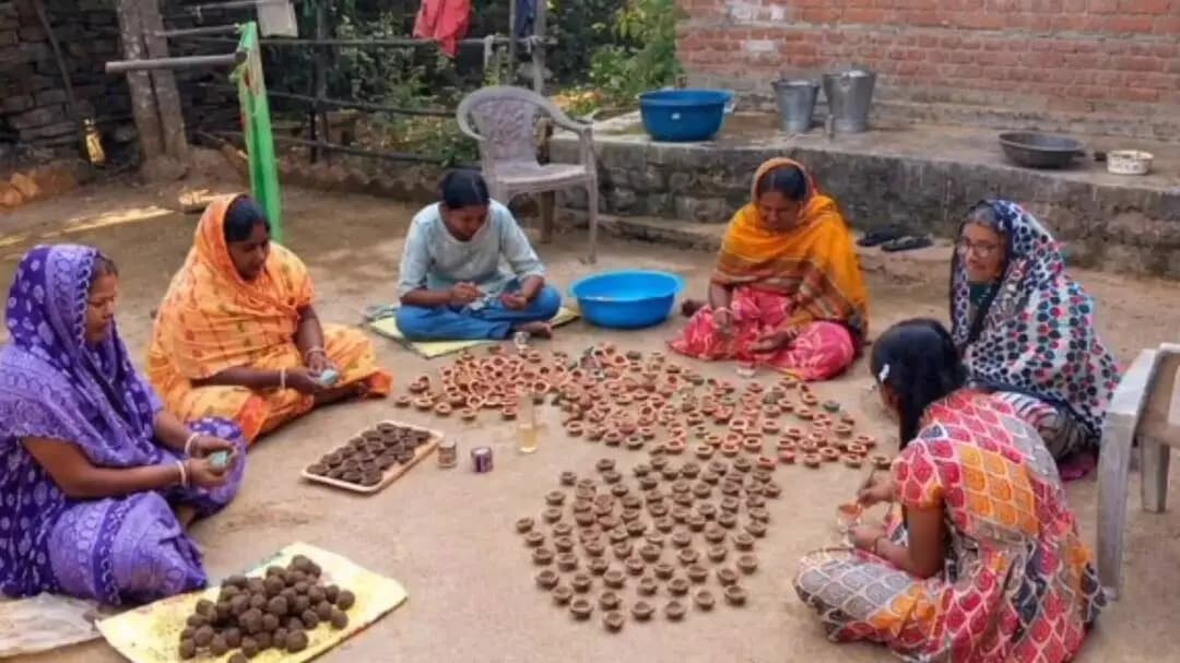 अजयगढ़: पन्ना में स्वसहायता समूह की महिलाएं दीपावली के लिए गोबर और मिट्टी के दीये बना रहीं, आत्मनिर्भरता की नई रोशनी