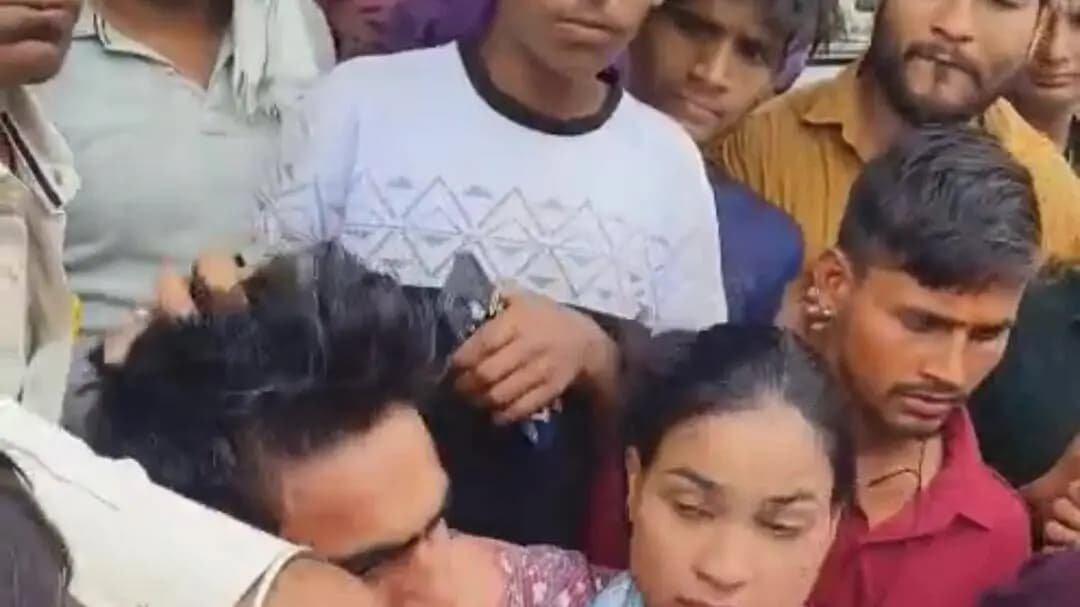 महावन: लक्ष्मीनगर में युवती ने एटीएम ठग को दबोचा, भीड़ ने की पिटाई; 'नर पर भारी पड़ी नारी' कहावत हुई चरितार्थ, वीडियो वायरल